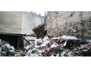 İzmir’in Konak ilçesindeki tarihi bir binanın bir bölümü, henüz belirlenemeyen bir nedenden dolayı çöktü. Olay yerine polis, itfaiye, AFAD ve sağlık ekipleri sevk edilirken, ekipler, enkaz altından bir kişiyi çıkardı. Bir ki