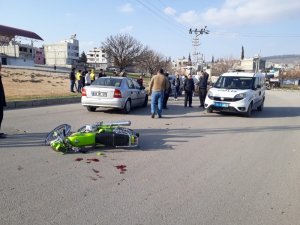 Otomobil ile motosiklet çarpıştı: 2 yaralı