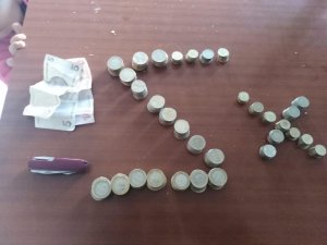 Yabancı uyruklu dilencinin üzerinden günlük hasılatı olarak 182 lira ve çakı çıktı