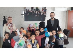 Harçlıklarını Yemenli çocuklara bağışladılar