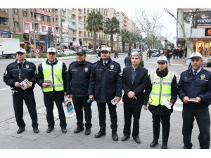 Trafik polisinden yayalara broşürlü uyarı
