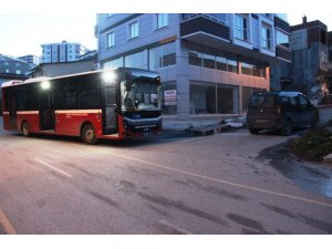Belediye otobüsü hafif ticari araca çarptı: 2 yaralı