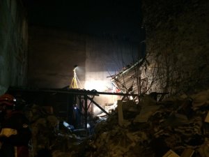 Çöken binada arama kurtarma çalışmaları devam ediyor