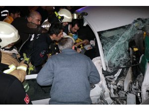 TEM’de feci kaza: 2 kişi araç içinde sıkıştı