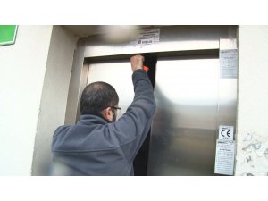 3 genç mahsur kaldıkları asansörde yarım saat kurtarılmayı bekledi