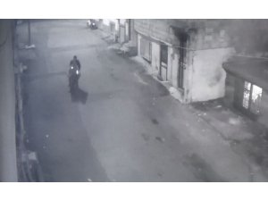 Evinin kapısında kapkaça uğradı