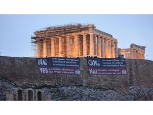 Atina’nın sembolü olan tapınakta pankart açıldı