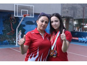 Setenay Sefil madalyaya doymuyor