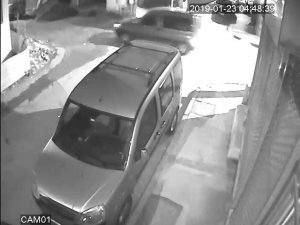 Sokak arasında devrilen kamyonet kamerada