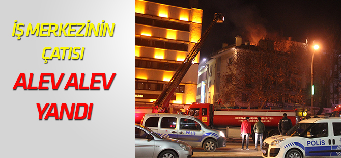 İş merkezinin çatısı alev alev yandı