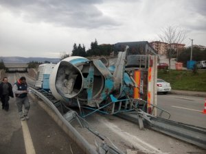 Kontrolden çıkan beton mikseri yola devrildi