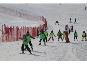 Öğrenciler karne hediyelerini kayak öğrenerek geçiriyor