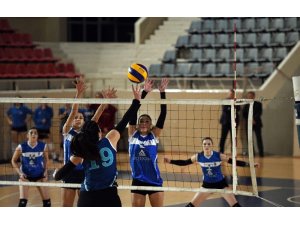 Ege Kadın Voleybol Takımı ilk maçına çıktı