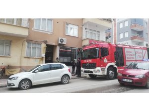 Apartman boşluğunda çıkan yangın korkuttu