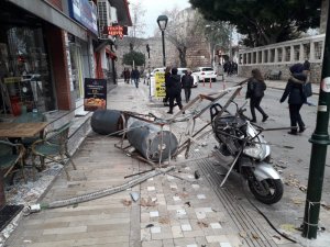 Antalya’da fırtına güneş kollektörünü söktü