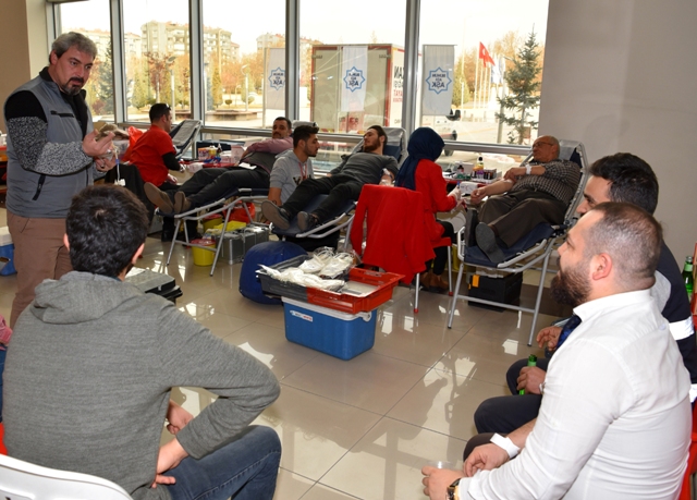 Selçuklu Belediye personelinden  Kızılay’a destek