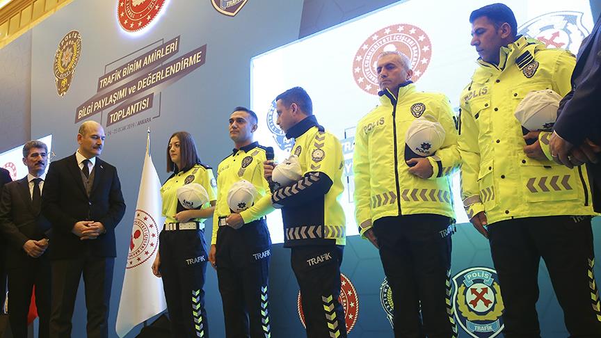 İçişleri Bakanı Soylu trafik polislerinin yeni kıyafetlerini tanıttı