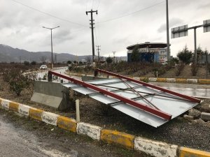 Fırtına yön tabelasını devirdi