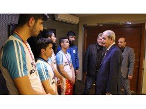 Türkiye şampiyonları madalyalarını Demirkol’a hediye etti