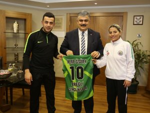 Voleybolculardan Özgüven’e teşekkür ziyareti