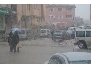 Şuhut’ta sulu kar yağışı ve sağanak yağmur etkili oldu