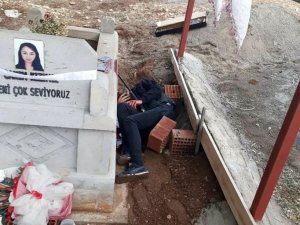 Tüfekle mezarlıkta canına kıydı