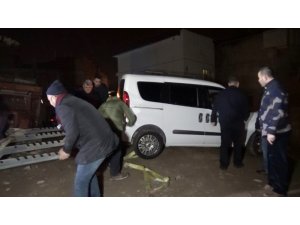 Hafif ticari araç yamaçta asılı kaldı, mahalleli seferber oldu