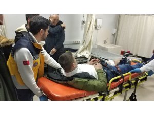 Silahı kurcalarken kendini vurdu