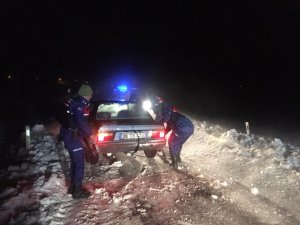 Tipide mahsur kalan 14 kişi jandarma tarafından kurtarıldı