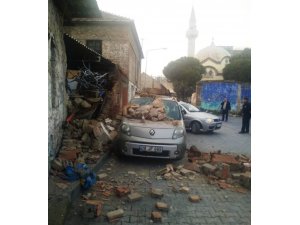 Yağışa dayanamayan duvar arabanın üstüne devrildi