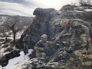 Diyarbakır’da teröristlerin inleri imha edildi