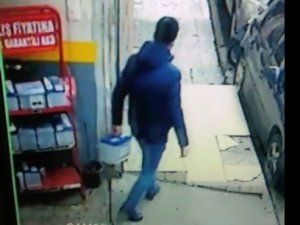 Akü hırsızlığı kamerada