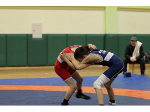 Kağıtsporlu minik güreşçiler turnuvada buluştu