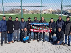 Sahada rakip tribünlerde dost