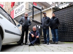 İttifak adayını beğenmeyip oturma eylemi yaptı