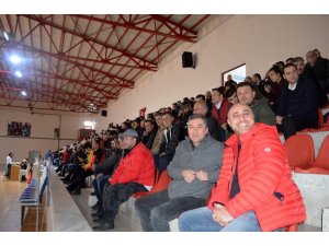 Dümenciler spor salonuna sığmadı