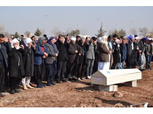 Berivan ailesine katkı sağlamak için mevsimlik tarım işçisi olmuş