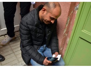 Acılı baba çocuğunun cenazesini fotoğraflarına bakarak bekledi