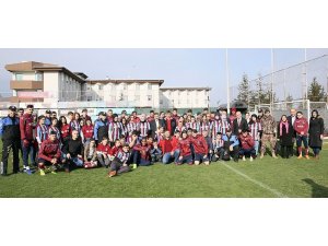 Kimsesiz çocuklar Trabzonspor antrenmanını ziyaret etti