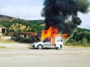 Seyir halindeki ticari araç alev alev yandı