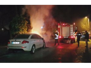 Milas’ta park halindeki otomobil alev aldı