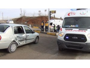 Otomobil, hasta taşıyan ambulansa çarptı: 1 çocuk yaralandı