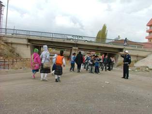Kulu polisinden okul önlerinde tedbir