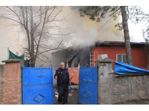 Erzincan’da yangın 5 kişilik aileyi evsiz bıraktı