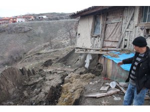 Eskigediz’de toprak kayması