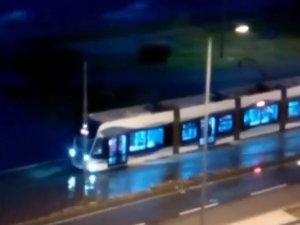 Fırtına İzmir’de hayatı durdurdu, Karşıyaka’da deniz seviyesi yükseldi