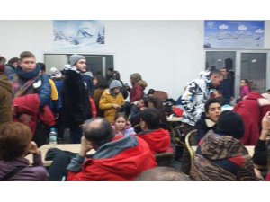 Yollar kapanınca vatandaşlar kayak merkezinde mahsur kaldı