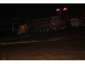 İzmir’de tır denize düştü