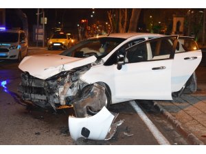 Otomobilin çarptığı ticari taksi kaldırıma savruldu: 1 yaralı