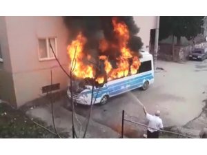 Park halindeki minibüs alev alev yandı
